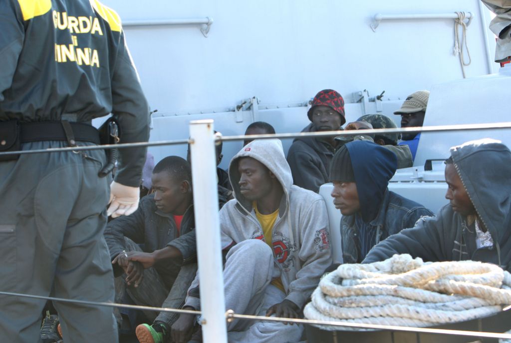 Na Sicilijo prepeljali skoraj tisoč novih migrantov