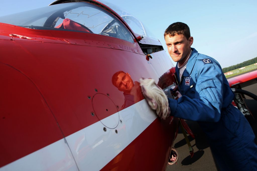 V nesreči akrobatskega letala Red Arrows umrl pilot
