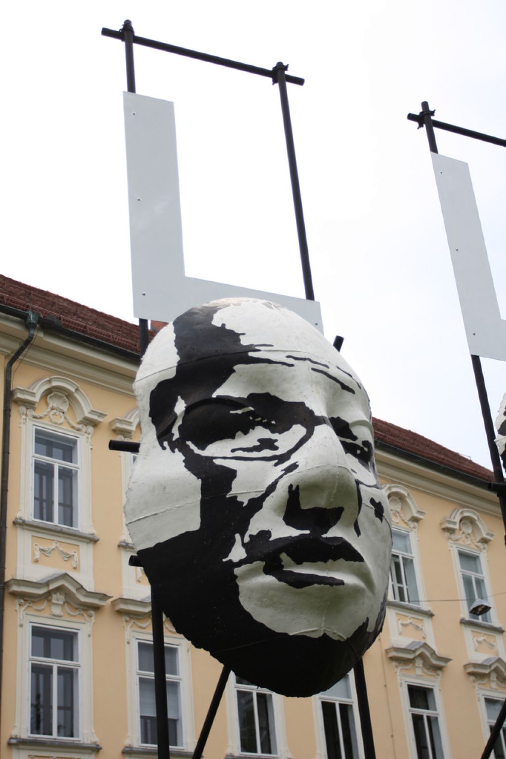 Primož Pugelj razstavlja betonske maske slovenskega Hollywooda