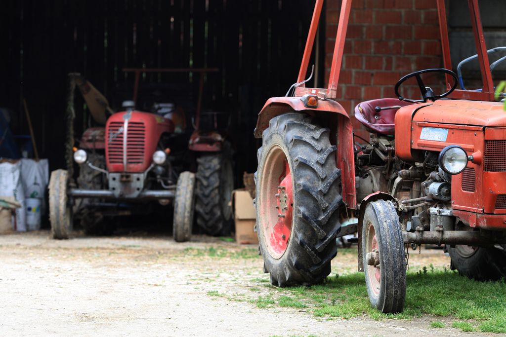 Pri Gorenji vasi se je smrtno ponesrečil traktorist