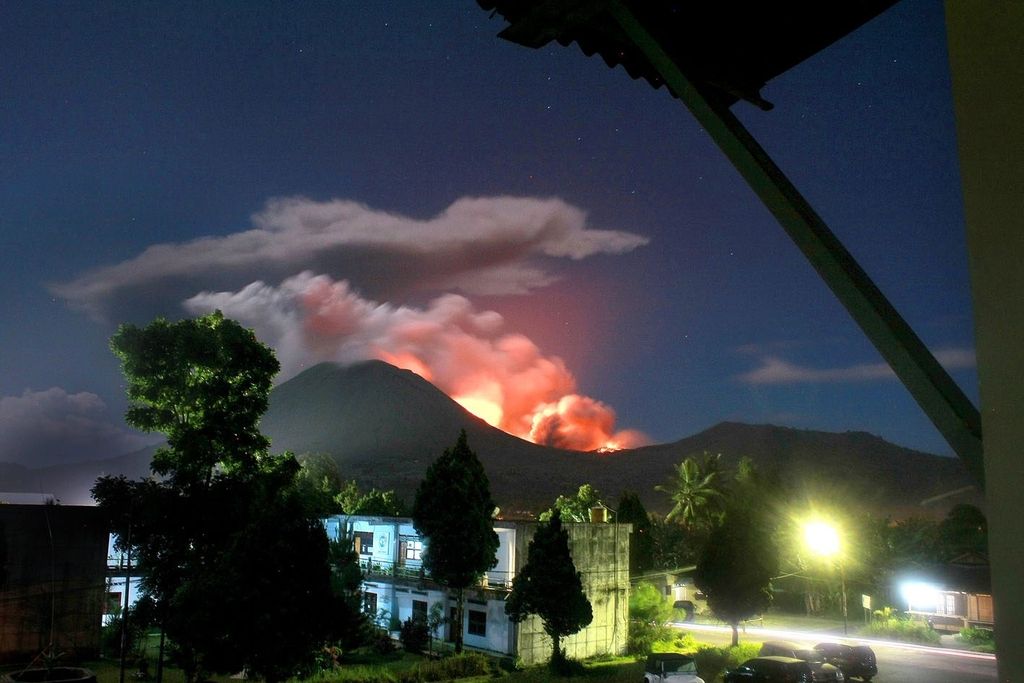 Indonezijci zaradi nemirnega vulkana zapuščajo otok Sulavesi