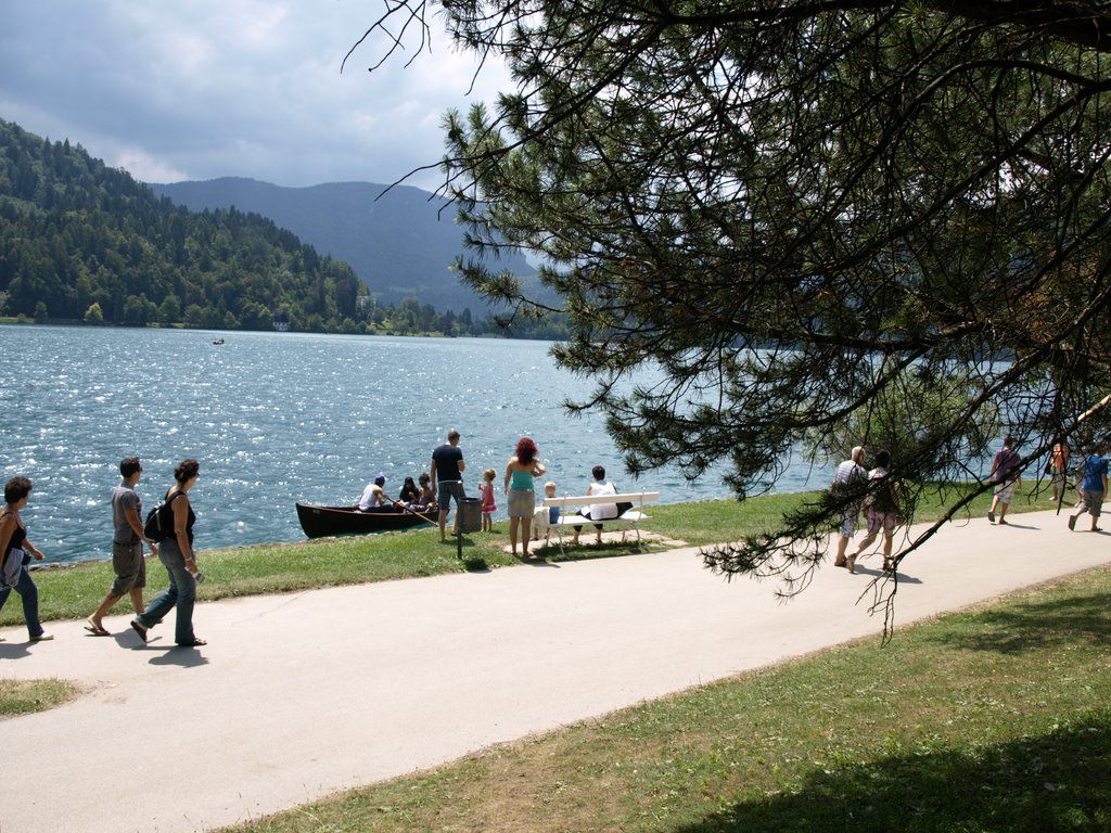 Slovenska kopališča: poletni užitki na Blejskem jezeru