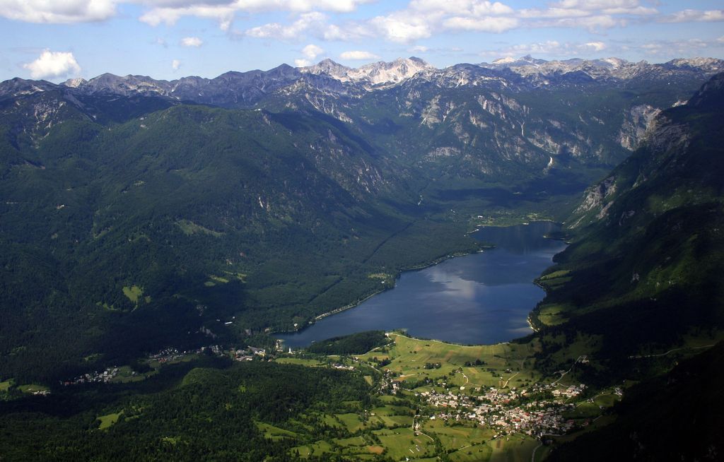 Slovenska kopališča: poletni užitki na Bohinjskem jezeru