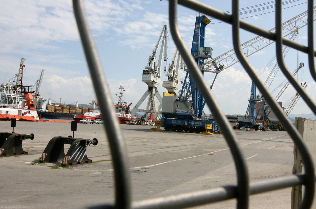 Pogodbeni delavci Luke Koper  spet napovedujejo stavko