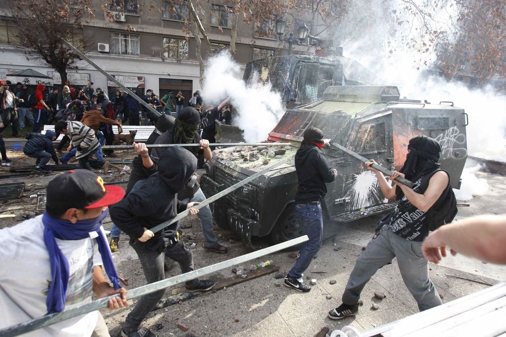 V Čilu je med študentskimi demonstracijami izbruhnilo hudo nasilje