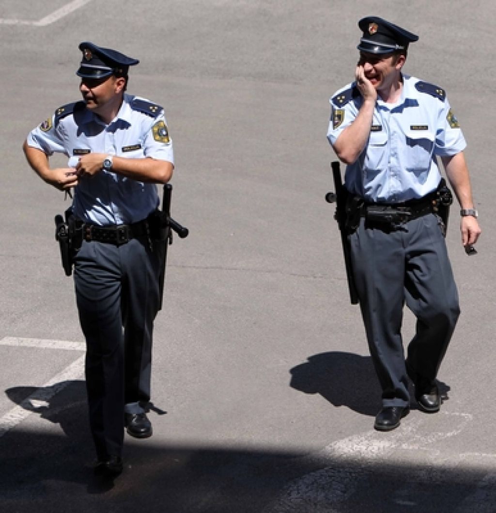 Ljubljančan policistu UKV zvezo vrgel v potok