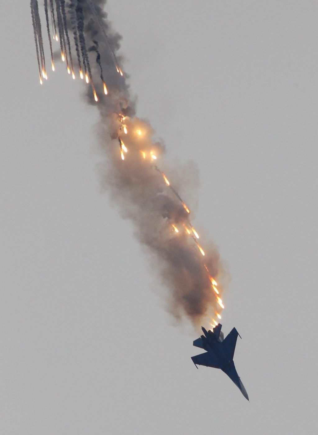 V Veliki Britaniji med akrobacijo strmoglavilo letalo Red Arrows