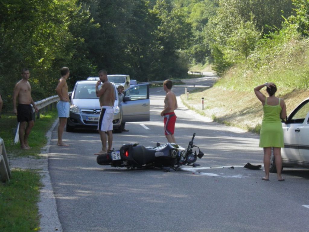 Hitrost in drevo usodna za motorista