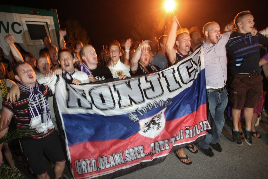 Vijoličaste ob vrnitvi v Maribor pričakalo več sto navijačev