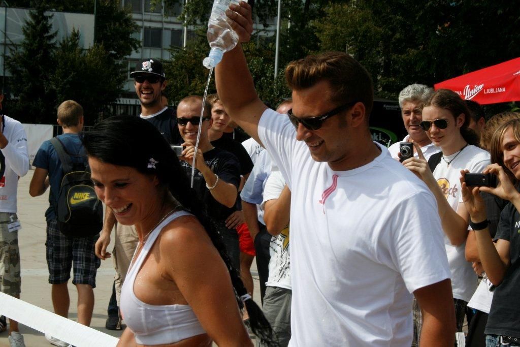 Striptizeti pokazali, kako se opere avto