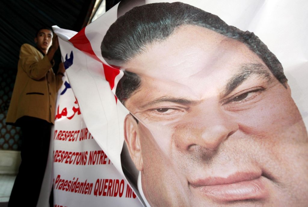 Sojenje Mubaraku preloženo, zahtevali drugega sodnika
