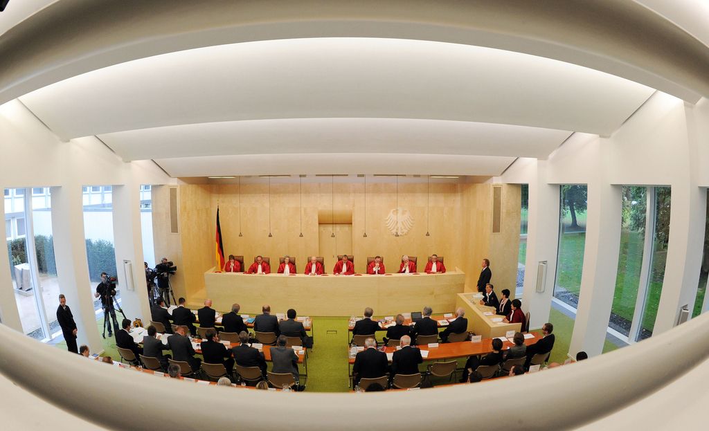 Bomba pred indijskim višjim sodiščem ubila 11 ljudi