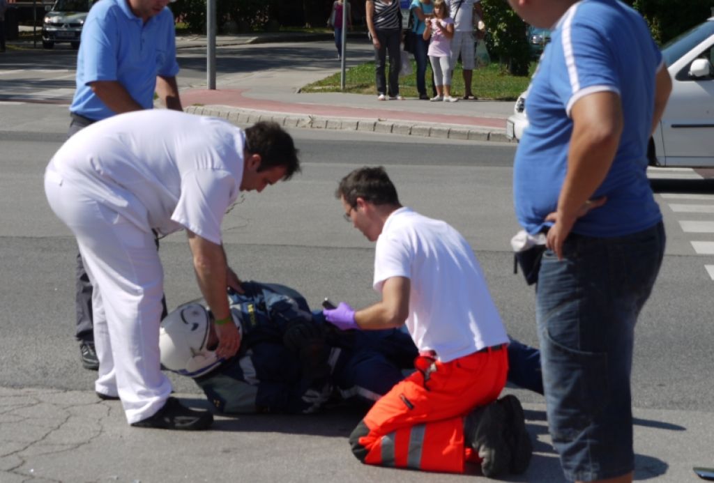Sredi Velenja voznik zbil motorista, nato pa drugi še policista