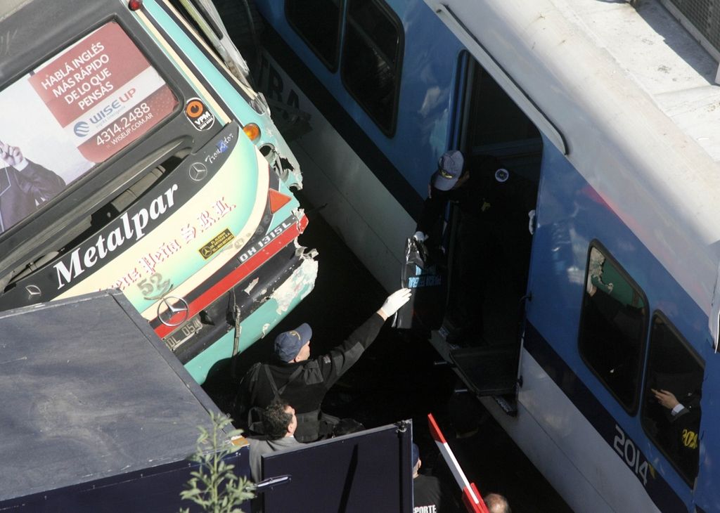 Argentina: v trčenju avtobusa in dveh vlakov mrtvih najmanj sedem