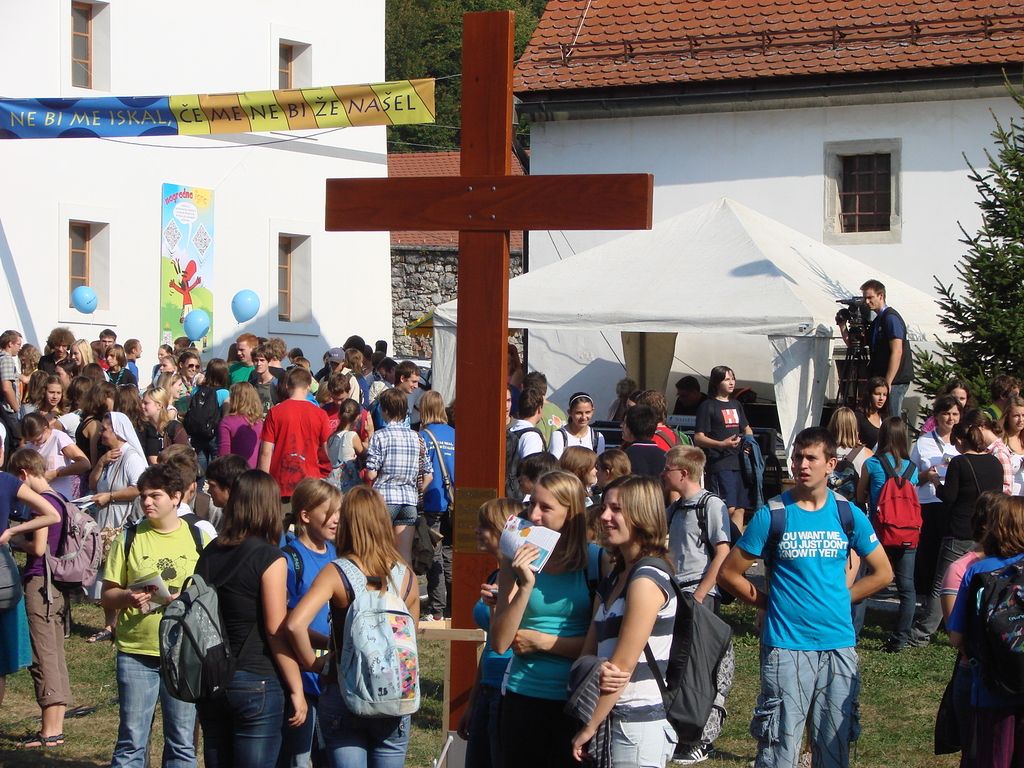 Poplesavali pod samostanskimi zidovi