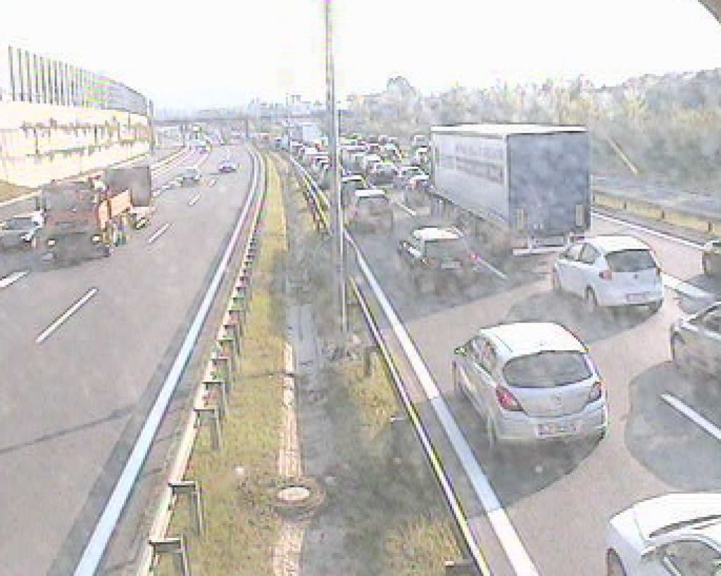 Na obvoznici težje ranjen motorist, trčila tri vozila