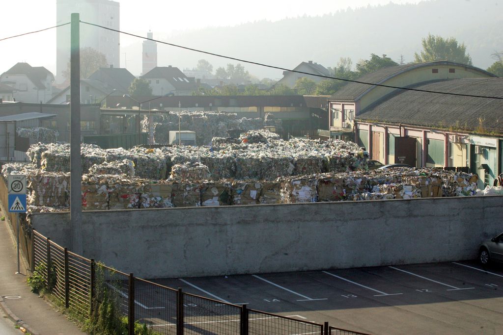 Papir Servis in jezni sosedje po dveh desetletjih še vsak na svojem bregu