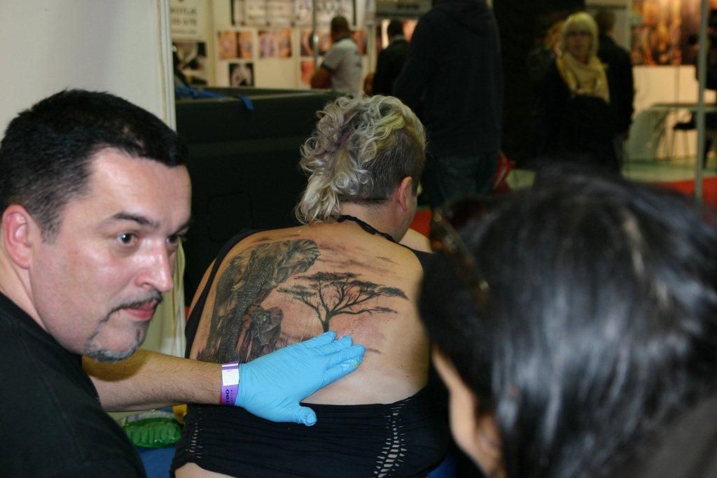 Prva tatoo konvencija: nenavadni in drzni pristopi
