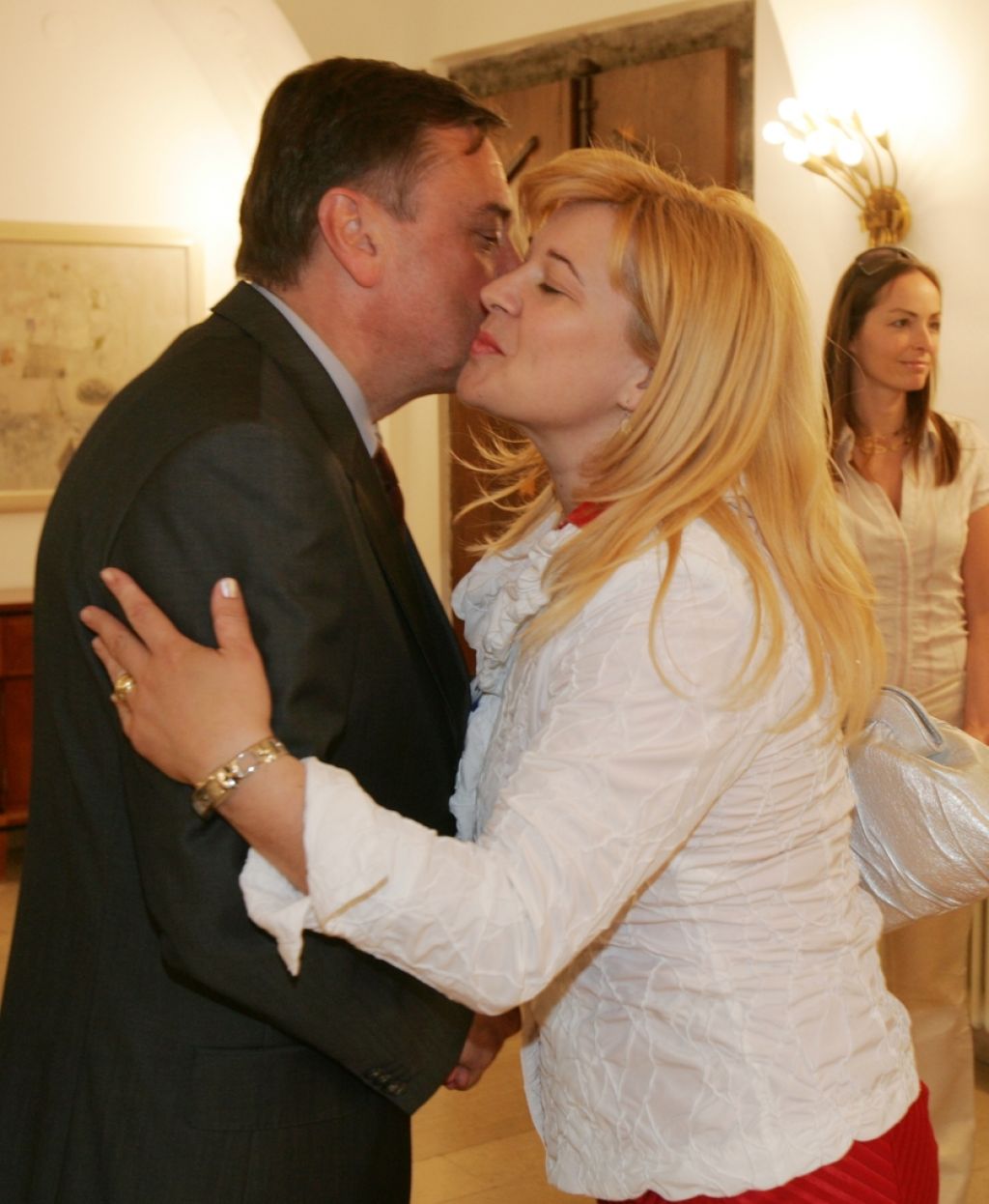 Pahorjeva poslanka beži v Jankovićev objem