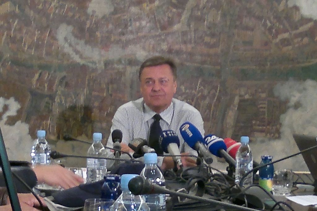 Kaj je narobe, če sinovi poslujejo s podjetji na Cipru?