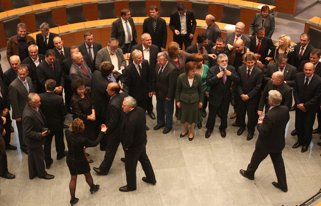 Poslanci še zadnjič sejejo pred razpustom parlamenta