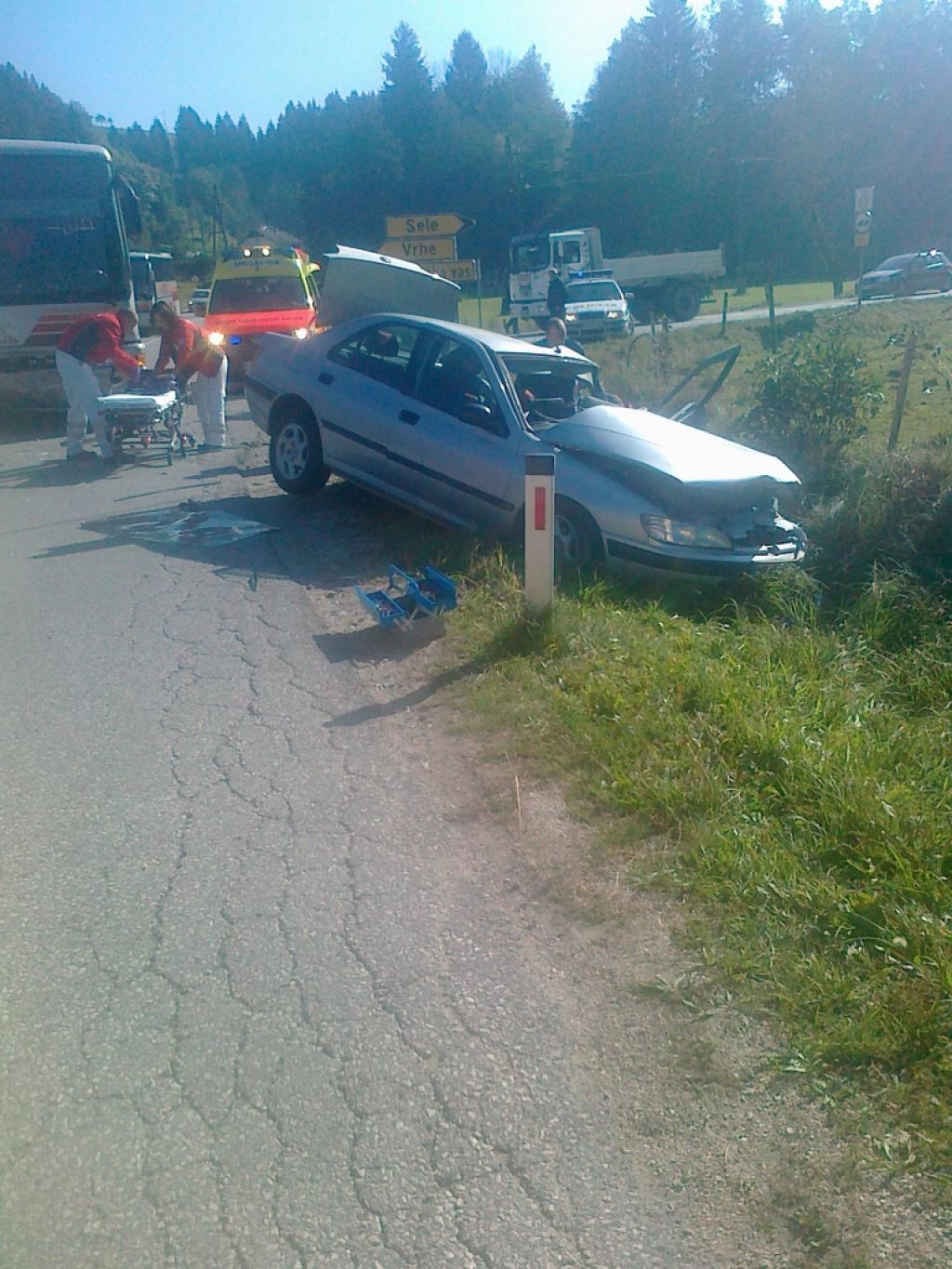 Voznica (46), ki je trčila v avtobus, danes umrla
