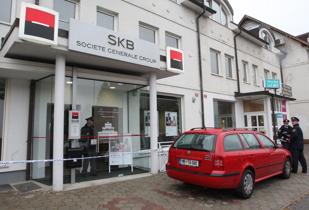 Pred ropom je banko kakšno uro opazoval iz lokala