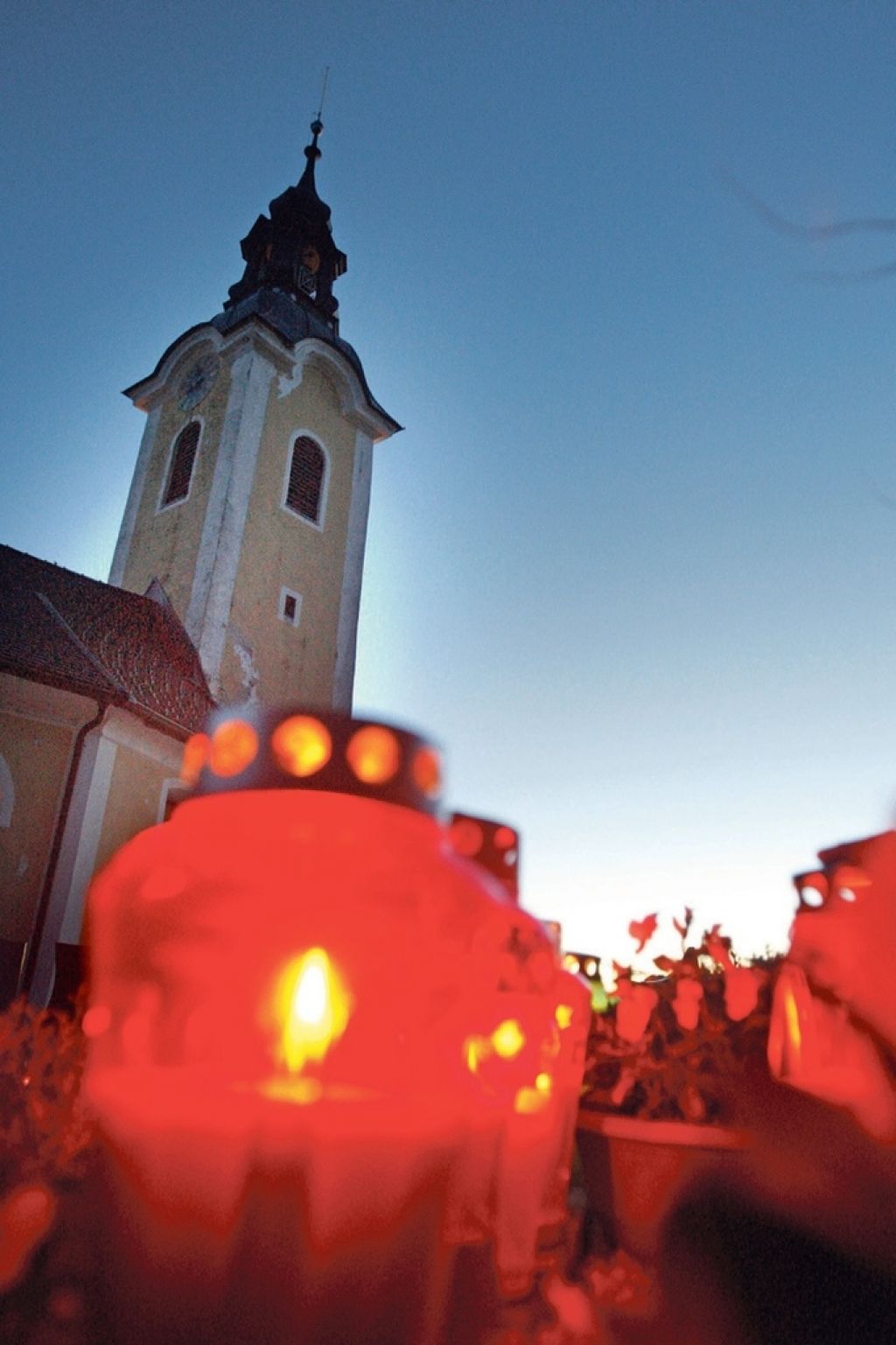 Kilogram sveč prižge na leto povprečni Slovenec
