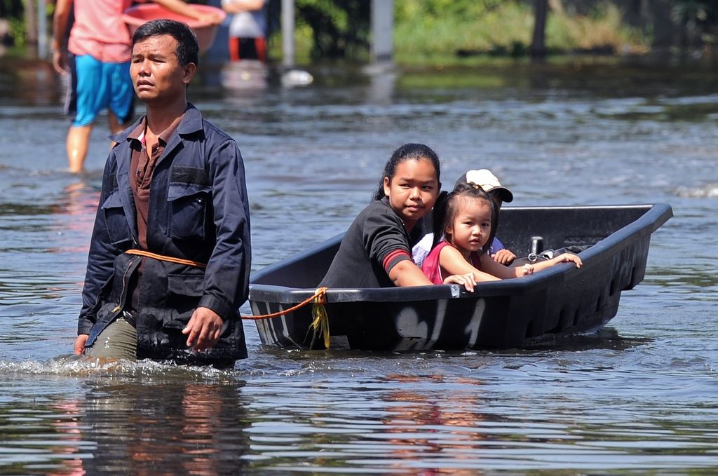 Tisoči zapuščajo Bangkok