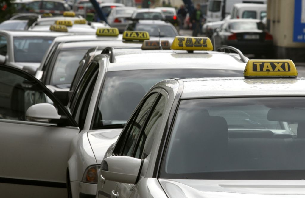 Test taksistov: eden pokazal dvignjen  sredinec