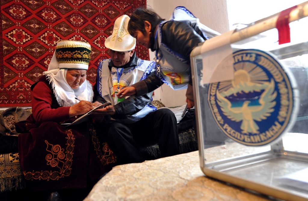 V Kirgiziji po zaprtju volišč vodi socialdemokrat Atambajev