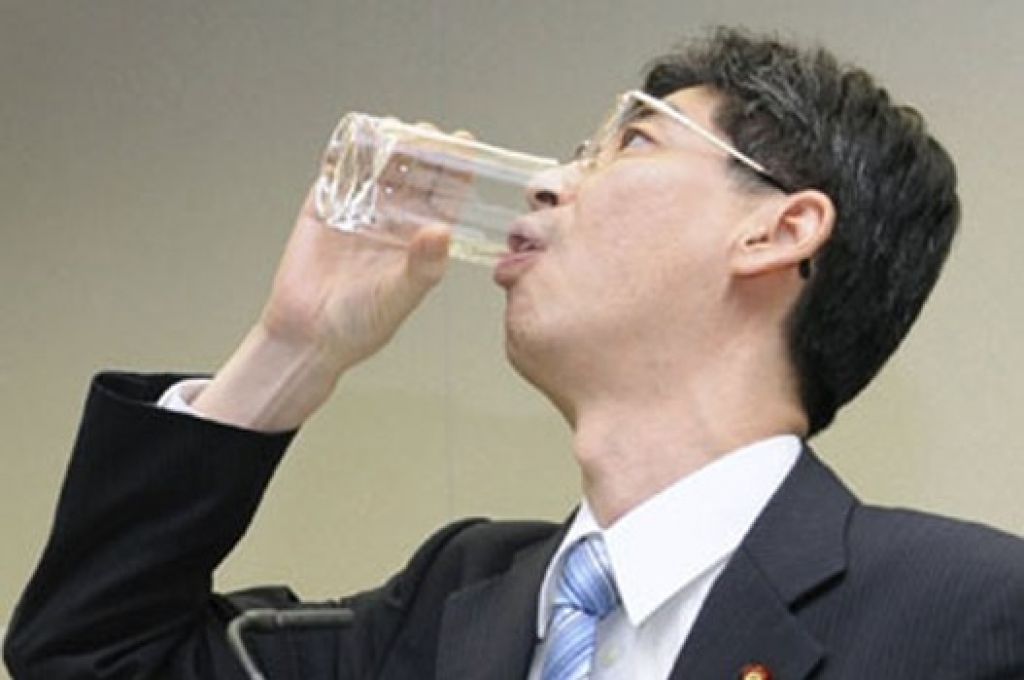 Japonski poslanec pil iz luže v Fukušimi
