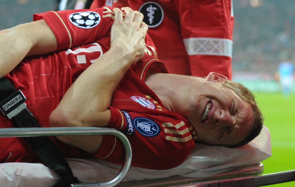 Schweinsteiger z zlomljeno ključnico, Bayern v skrbeh