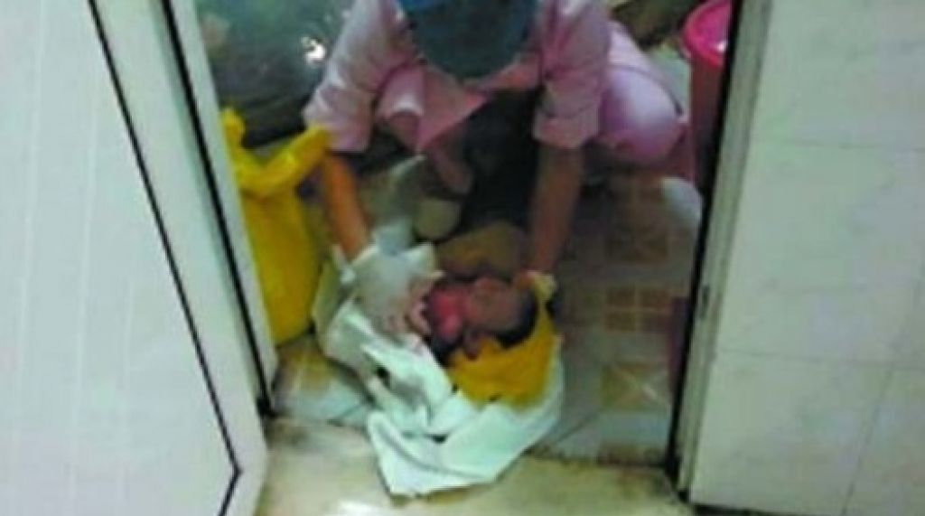 Prezgodaj rojenega dečka sestre zavile v plastično vrečko