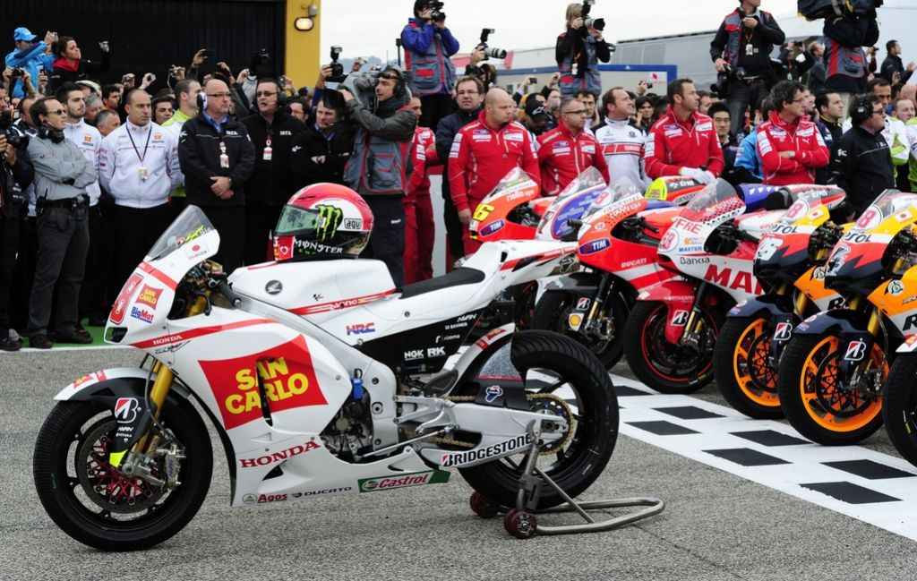 MotoGP: po fotofinšu slavil Stoner, nesrečo doživel še Rossi