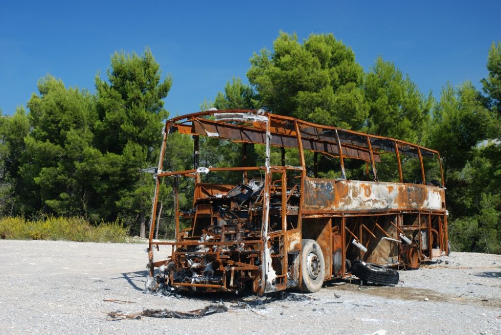 V Razdrtem popolnoma zgorel avtobus