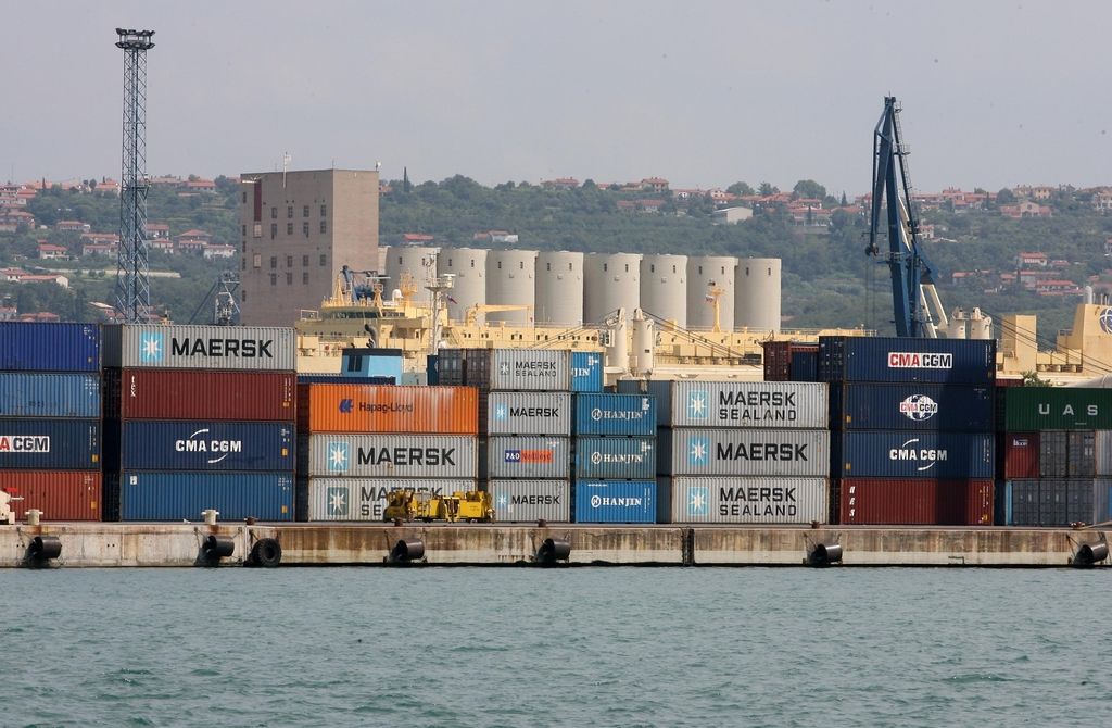 V Luki Koper pretovorili 500.000 kontejnerjev in napovedali stavko
