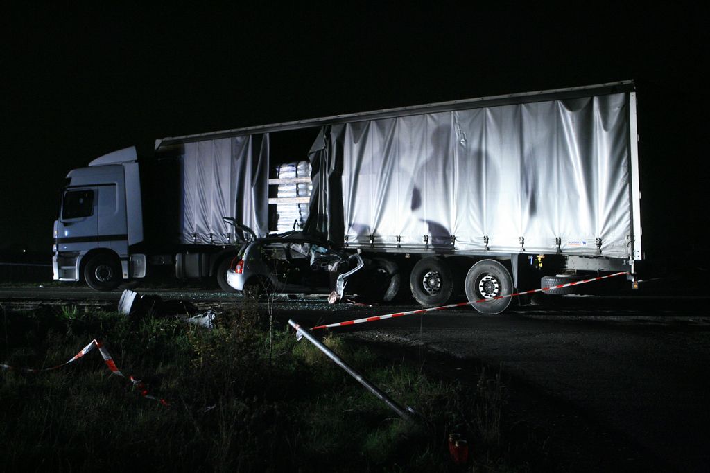 Dve prometni nesreči s smrtnim izidom na slovenskih cestah