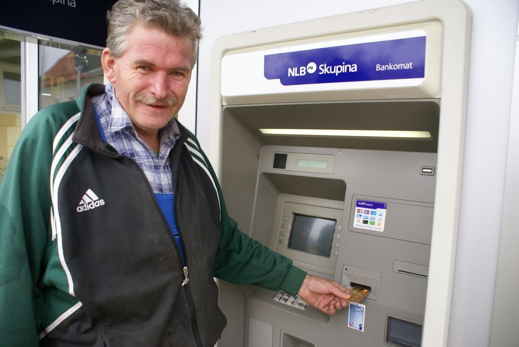 Nečloveško ravnanje NLB: vzeli bodo edini bankomat