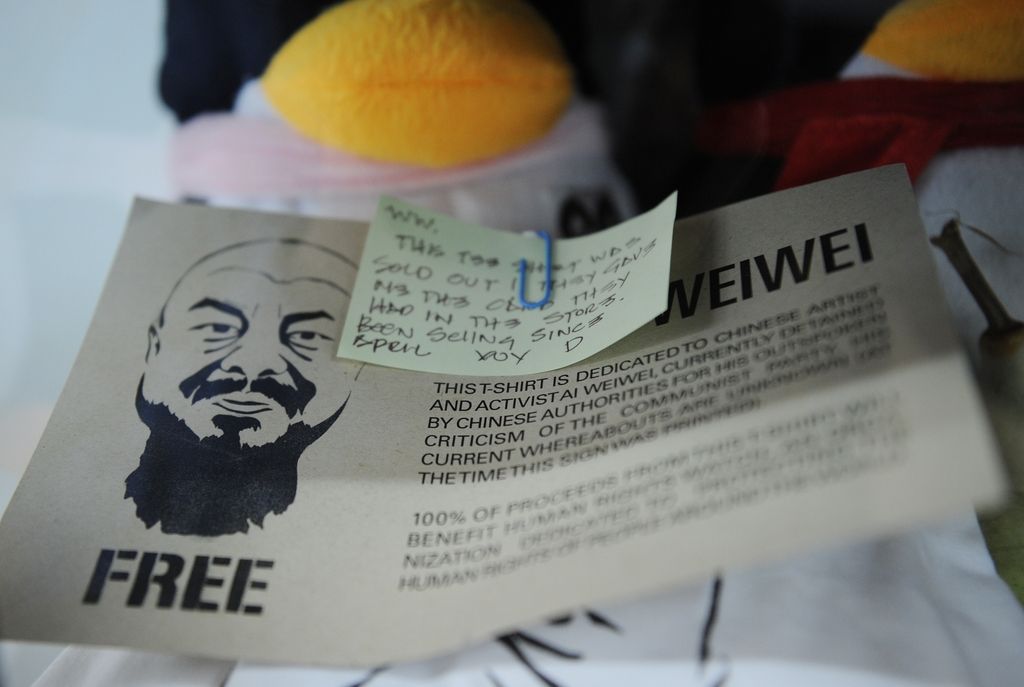 Kitajski umetnik Ai Weiwei davčni upravi izročil 8,45 milijona juanov