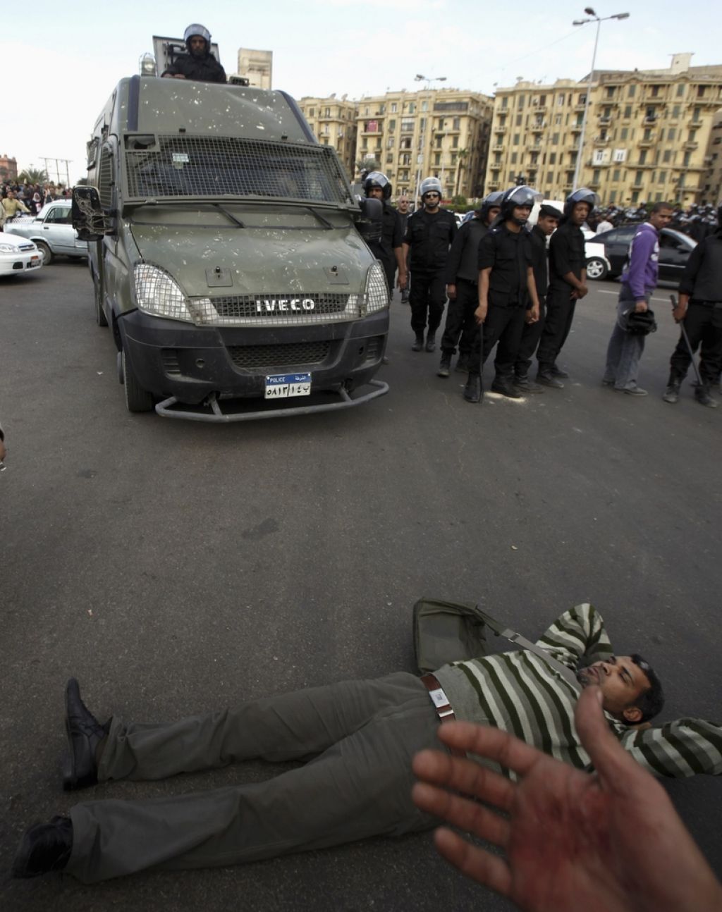 Na kairskem trgu Tahrir vsaj 600 ranjenih, eden mrtev