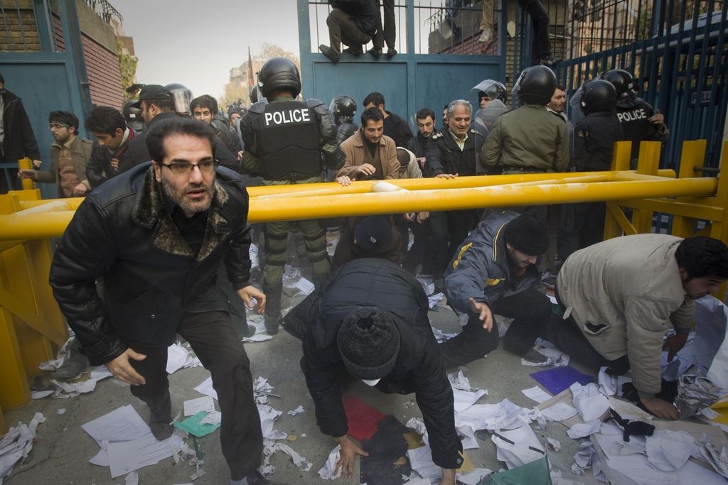 Teheran: protestniki vdrli v poslopje britanskega veleposlaništva