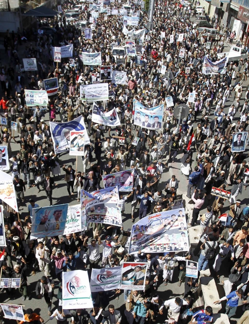 Večtisočglava množica v Jemnu zahteva usmrtitev Saleha