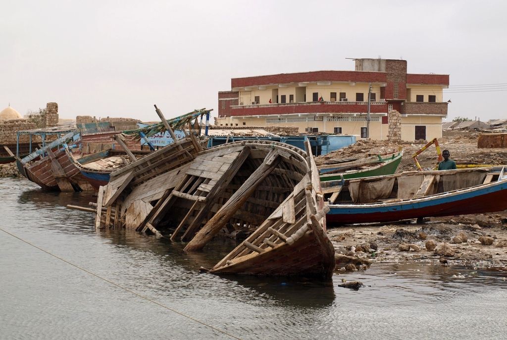 Prazni potapljaški čolni ob sudanski rivieri