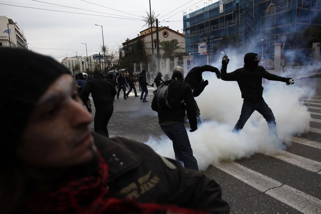 Na grških ulicah so se protesti sprevrgli v nasilje