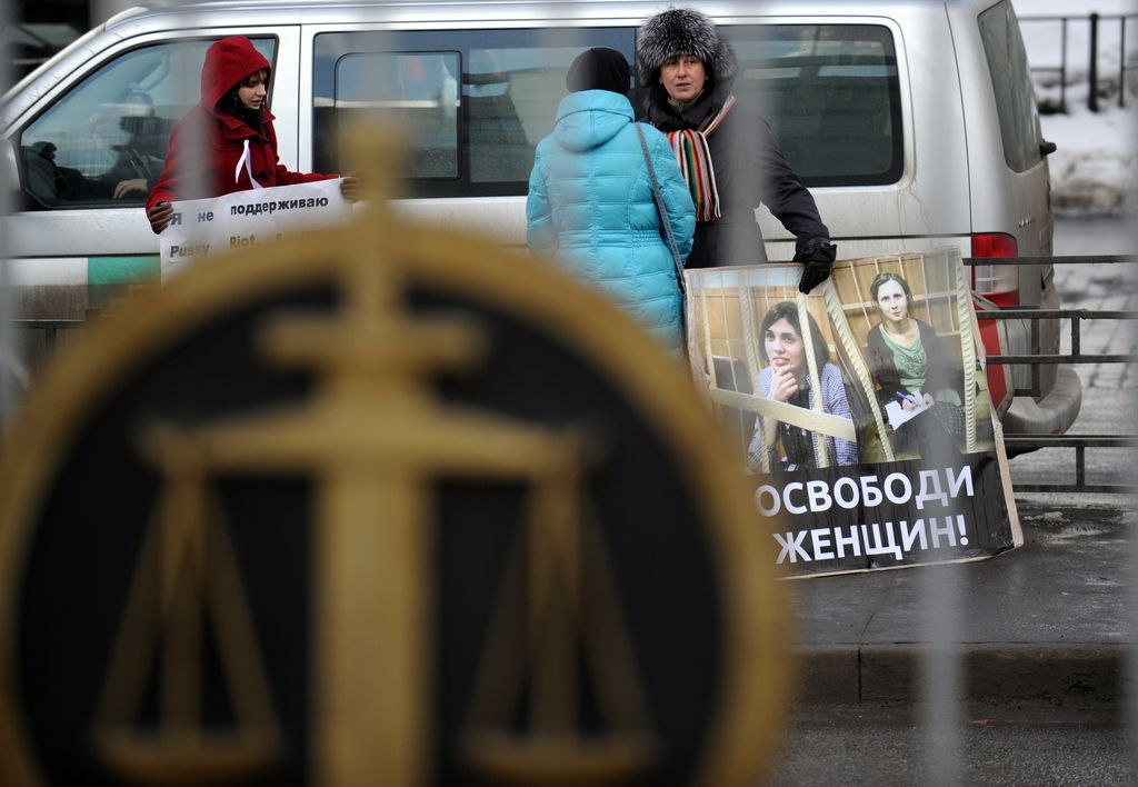 Rusija: članici pank skupine Pussy Riot ostajata v priporu