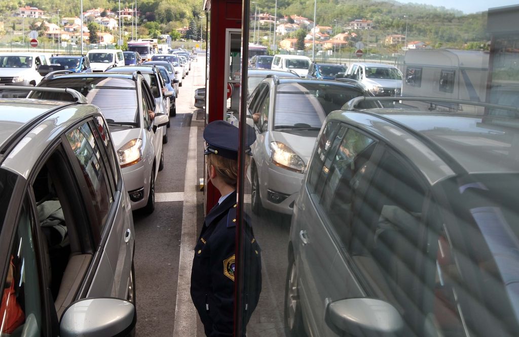 Daljše čakalne dobe na mejnih prehodih s Hrvaško