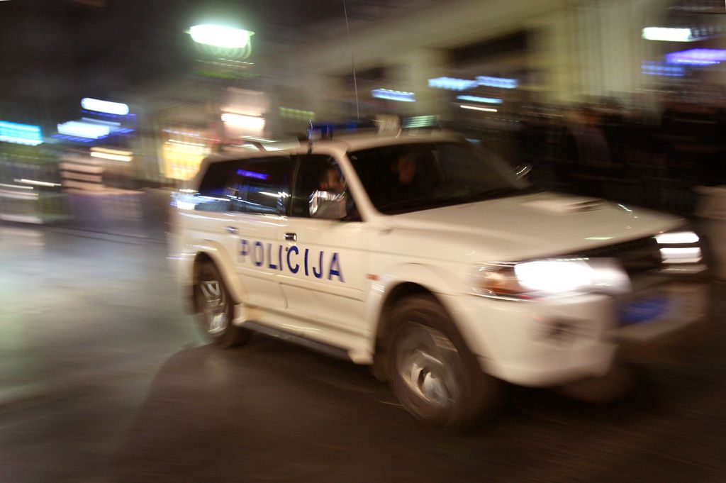 V srbski protikorupcijski akciji aretirali skoraj 80 ljudi