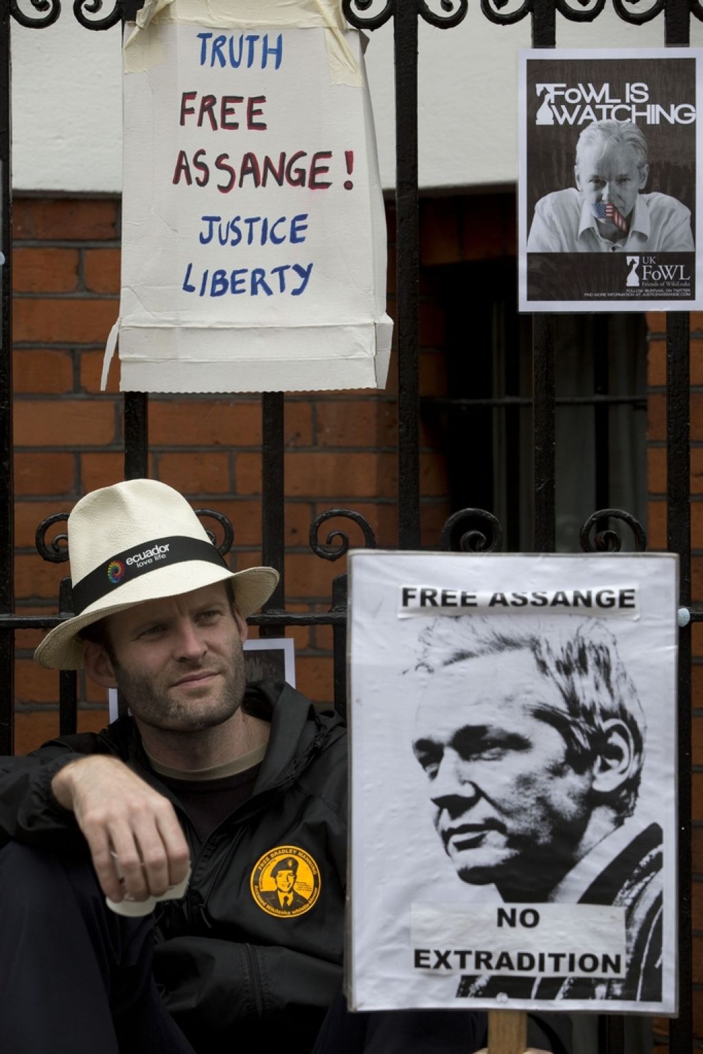 10.000 sporočil v podporo Assangeu