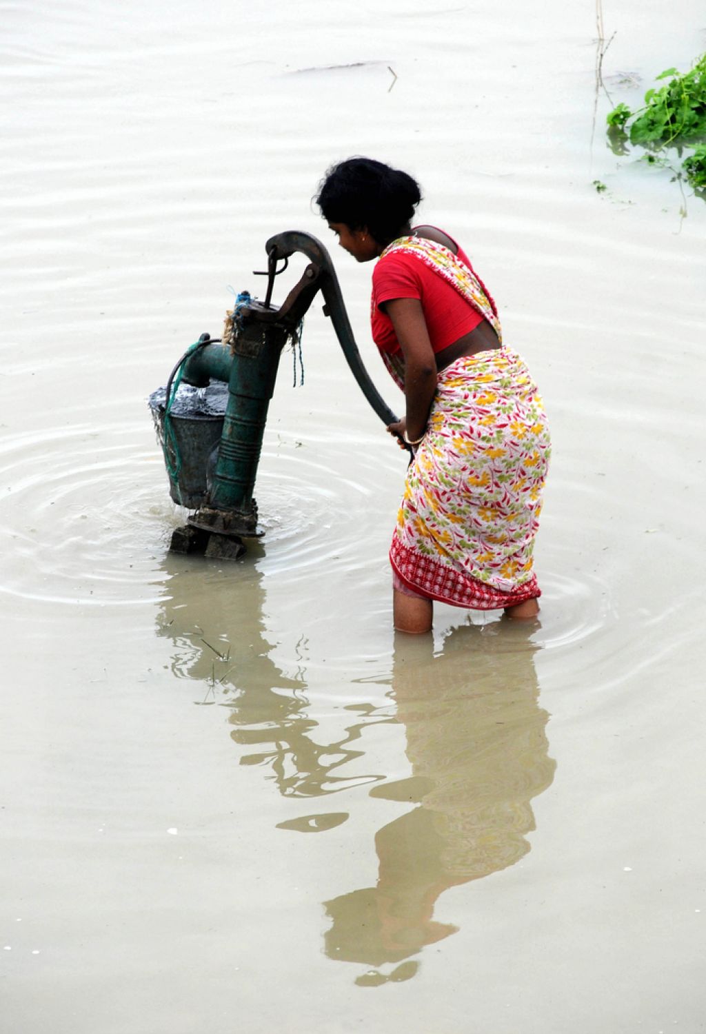 Indija: narasle vode z domov pregnale več kot milijon ljudi